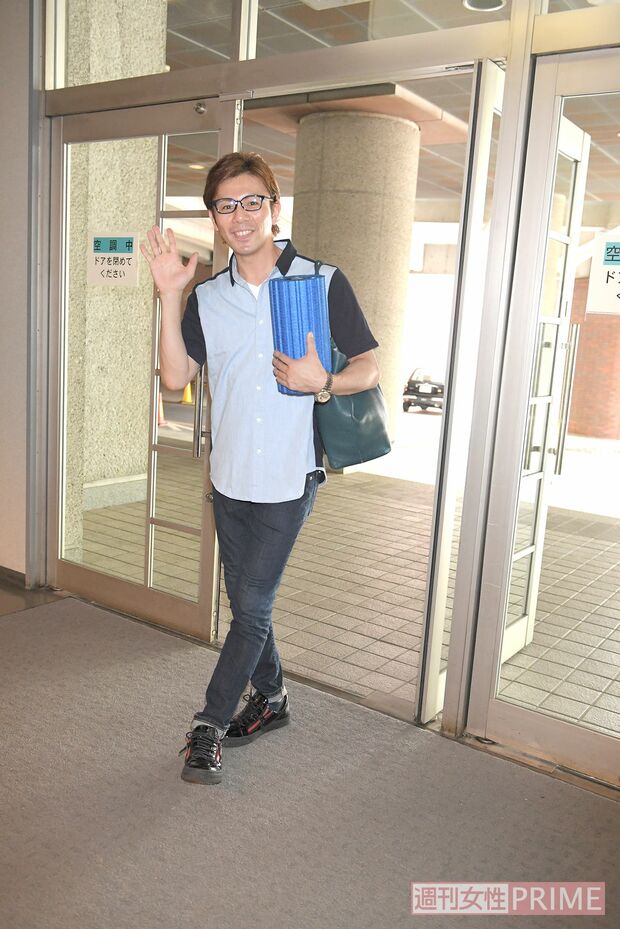 【2】12:00ハンスを演じる鈴木が会場入り　撮影／渡邊智裕