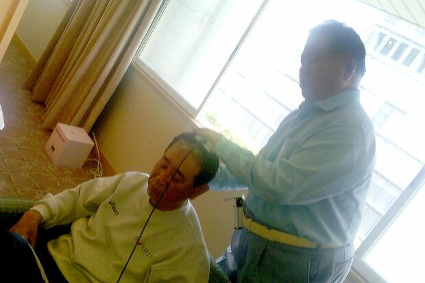 超能力者でもある高山氏は腰の痛みに量子線治療を施したこともあった