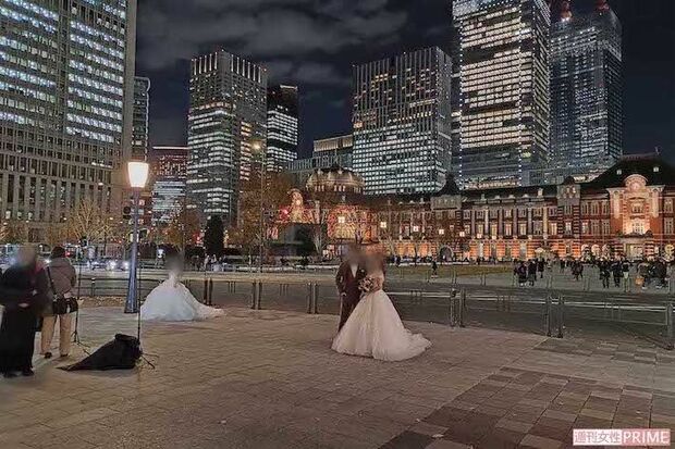 寒空の下、一生の思い出の写真を撮ろうと励む新郎新婦たち