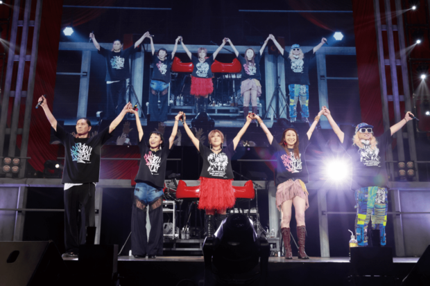 約25年ぶりのTRF日本武道館単独公演に約8500人が熱狂。最高の5人で盛り上げた((C)avex traxより)