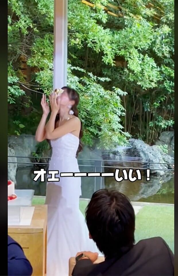ファーストバイトで新郎から“顔面ケーキ”された新婦（TikTokより）