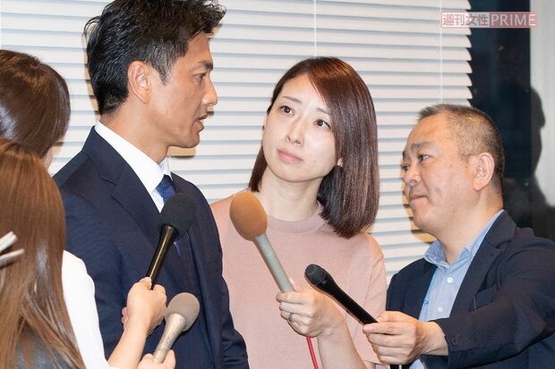 2019年5月、原田龍二の不倫謝罪会見を取材する上路雪江リポーター