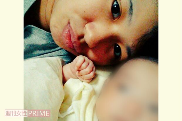 生後3か月の長男と（本人のインスタグラムより）