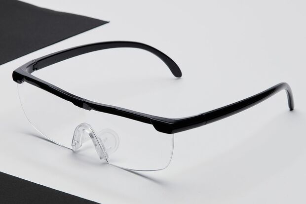 眼鏡専門店はもちろん、100均でもオリジナルブランドのメガネ型拡大鏡を販売。表示倍率も1.3倍～2.0倍とさまざまで、ブルーライトカットなど機能付きのものも