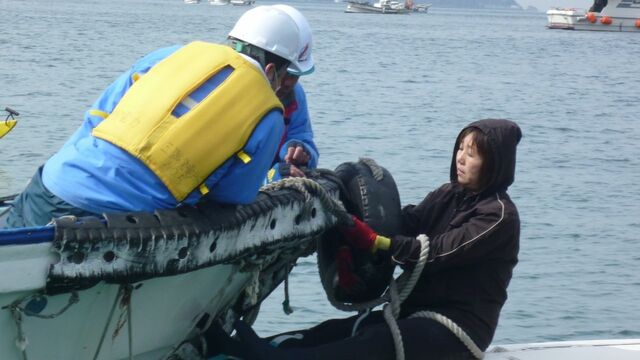 サーフボードで漕ぎ出して埋め立て工事の湾封鎖に抗う祝島住民の橋本さん