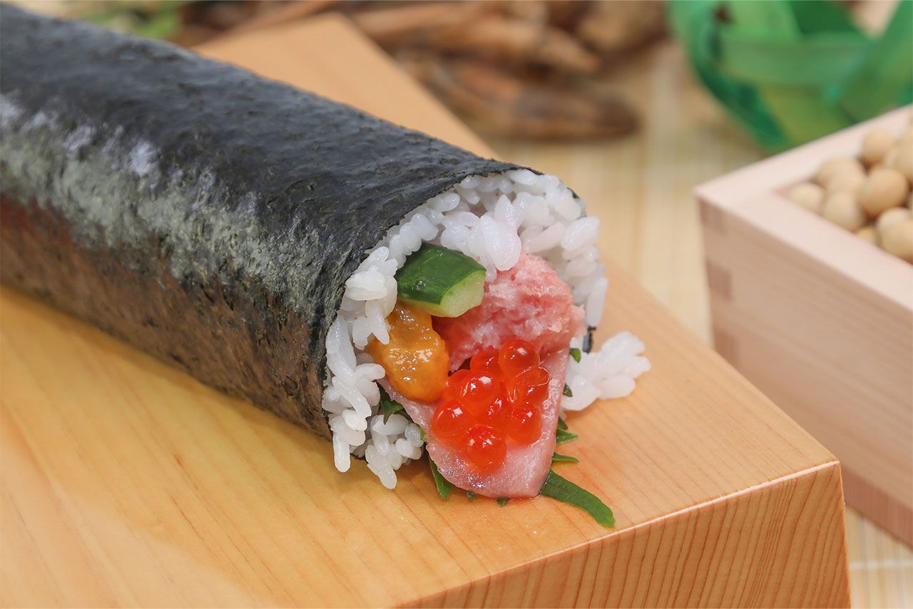 恵方巻の“大量廃棄写真”が8万いいね「もうやめませんか?」家畜の餌に再利用されるなら問題ないのか議論も紛糾 | 週刊女性PRIME