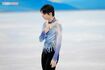ショートの演技を終えた羽生結弦。ハマってしまった氷上の穴を見つめ、胸に手を当て悲しげな表情を浮かべる(JMPA代表撮影)