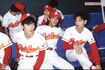 1995年のジャニーズ野球大会で「レッド・ジャイアンツ」メンバーとして試合に臨んだ木村拓哉と草なぎ剛