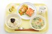 【2014年準優勝】浅草のりごはん、牛乳、奥多摩やまめの重ね焼き、べっこう千草おひたし、うどちゃんこ汁、東京ゴールドキウイ　写真提供／全国学校給食甲子園(R)