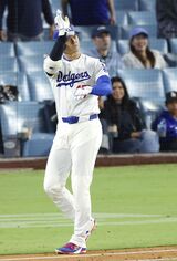 205年6月20日、報復の死球を受けて乱闘寸前も味方を落ち着かせた大谷翔平（共同通信）