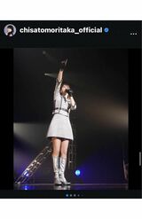 ミニスカートにニーハイを合わせる衣装スタイルの森高千里（本人のインスタグラムより）