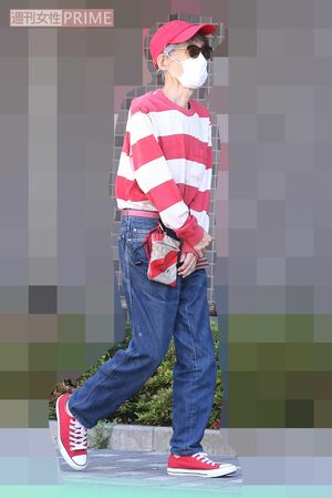 6月上旬、外出する楳図かずお。足取りは軽やかで元気そうだ