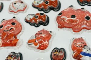 即完売した「赤べこぷっくりキラキラシール」　写真提供／明星企画