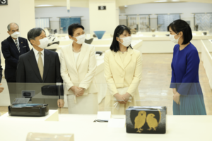 9月20日、日本橋三越で天皇ご一家を佳子さまが伝統工芸展をご案内