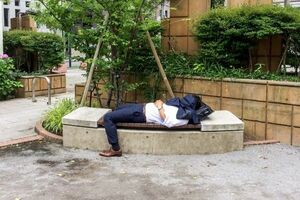 「頻繁に休憩に出て戻らない」「仕事中に眠り込んでしまう」といった意見も。何か理由があるのか、それとも……（写真はイメージです）