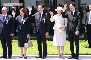 2023年6月、東京国際空港で天皇皇后両陛下をお見送りする秋篠宮殿下と紀子様に並ぶ、岸田文雄首相と裕子夫人