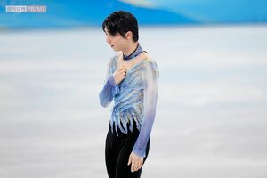 ショートの演技を終えた羽生結弦。ハマってしまった氷上の穴を見つめ、胸に手を当て悲しげな表情を浮かべる（JMPA代表撮影）