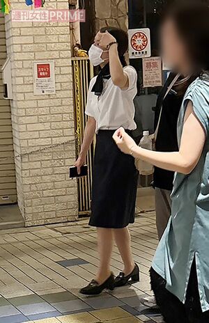 2025年8月、阿佐ヶ谷の七夕まつりで、「ひらやすみのヒデキ」を模した“はりぼて”を撮影して現場に戻る吉岡里帆