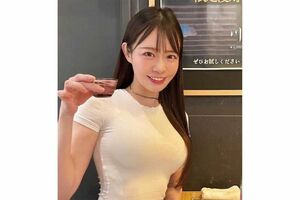 お気に入りの白いミニ丈のTシャツを着る小泉みゆき（画像は本人Xより、現在はアカウント削除）