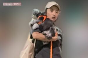 愛犬を抱っこする小池栄子(2024年9月)