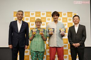 本並健治・丸山桂里奈夫妻（中央）と尾西食品株式会社・古澤伸一社長（左）