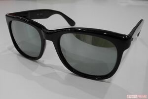 尾崎豊さんの実家近くのクリーニング店に置かれている愛用していたサングラス