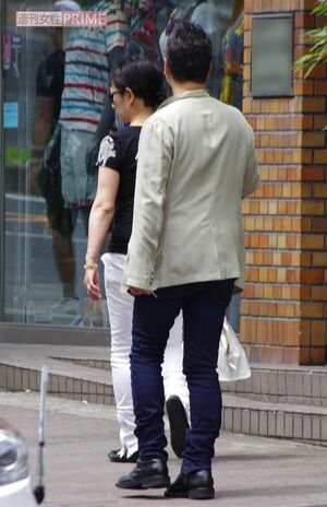 2012年、結婚１周年の夏木マリと斉藤ノブ氏をキャッチ！常に妻の後ろを歩く夫だった