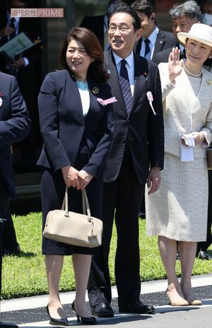 2023年6月、東京国際空港で天皇皇后両陛下をお見送りする紀子様より、一歩前に出る岸田文雄首相と裕子夫人