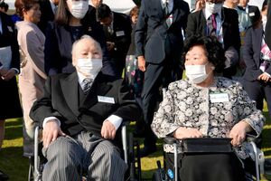 2023年秋の園遊会に参加した加藤一二三さんご夫妻