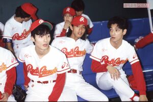 1995年のジャニーズ野球大会で「レッド・ジャイアンツ」メンバーとして試合に臨んだ木村拓哉と草なぎ剛