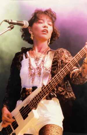 ガールズバンド『ラピスラジュリ』ベーシスト時代の勇姿!