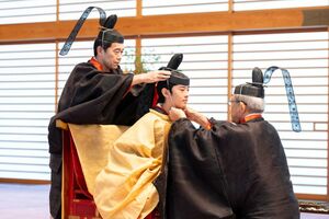 『加冠の儀』では新鮮な和装姿で（宮内庁提供）