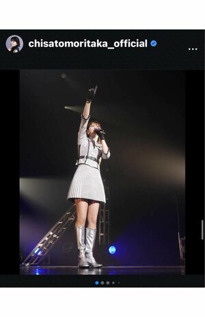 ミニスカートにニーハイを合わせる衣装スタイルの森高千里(本人のインスタグラムより)