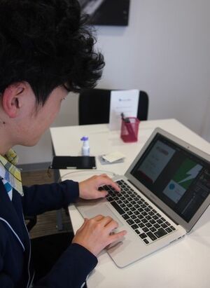  週刊女性PRIMEの名刺をデザインするハナワくん