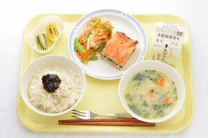 【2014年準優勝】浅草のりごはん、牛乳、奥多摩やまめの重ね焼き、べっこう千草おひたし、うどちゃんこ汁、東京ゴールドキウイ 写真提供/全国学校給食甲子園(R)