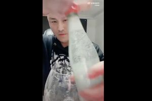 中国版TikTok『抖音』の生配信でアルコールを過剰摂取し、死亡した三千哥(サンチェングア)さん