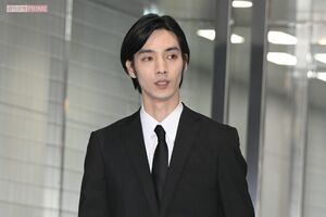 保釈され湾岸署を出る清水尋也被告