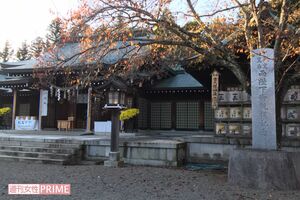 護国神社境内には昭和天皇とゆかりのある碑も