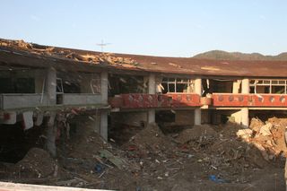 '11年4月、震災直後の大川小学校の外観。津波で生徒たちの学舎が無残な状態に