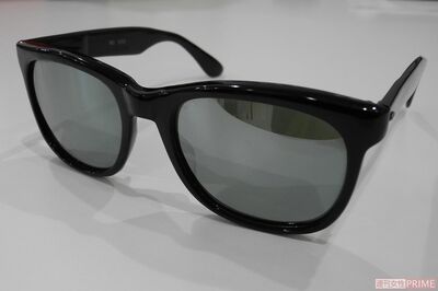 尾崎豊さんの実家近くのクリーニング店に置かれている愛用していたサングラス