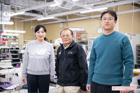 長女・由香里さん（左）と長男・修司さん（右）も父の背中を見ながら靴作りに励む　撮影／齋藤周造