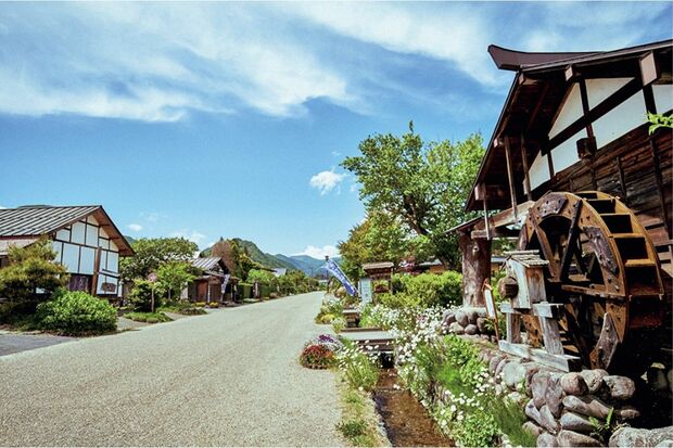 歴史を感じる古民家が立ち並ぶ宿場通りは、「たくみの里」のメインストリート