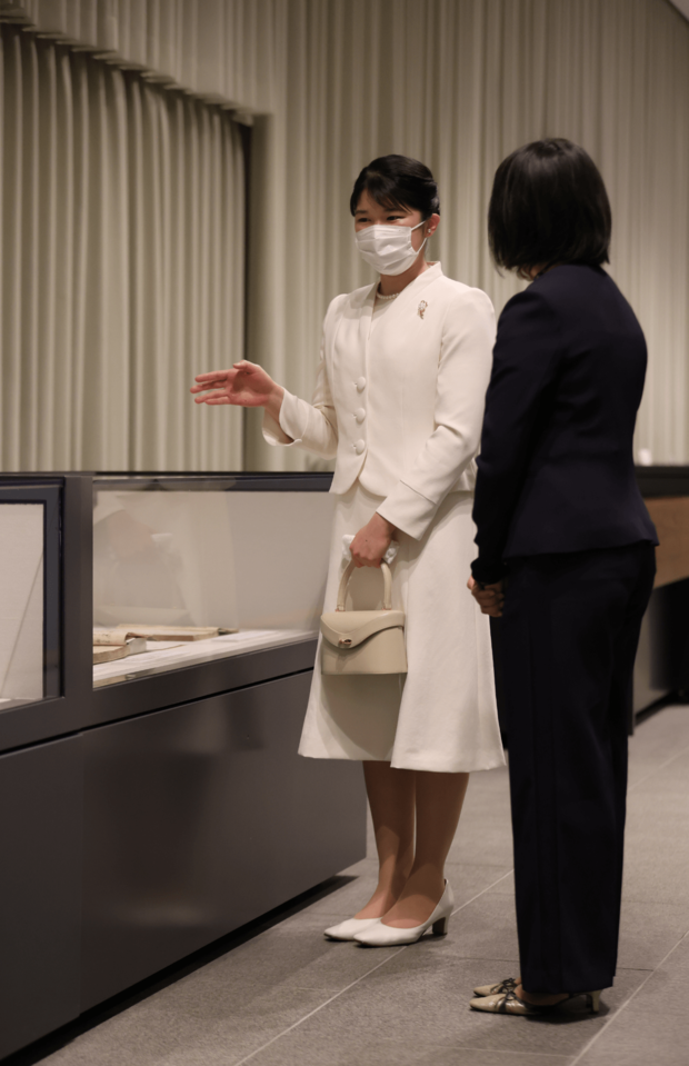 11日、国立公文書館にて初の単独公務に臨まれた愛子さま