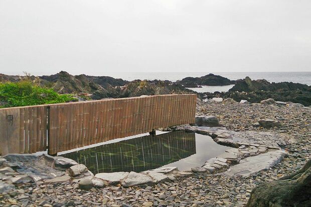 38.4度という低温のアルカリ性単純温泉。バスタオル巻きや湯浴み着を着ての入浴もOK