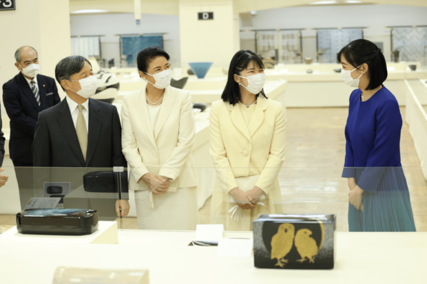 9月20日、日本橋三越で天皇ご一家を佳子さまが伝統工芸展をご案内