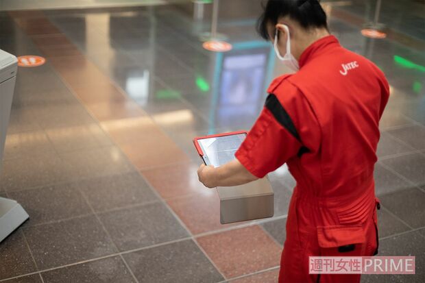 きちんと清掃できているかどうかチェックをするのが新津さんの役目。通路から座席の下まで目を光らせる　撮影／齋藤周造