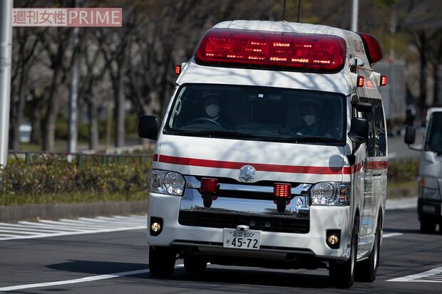 東京臨海病院の近くを走る救急車