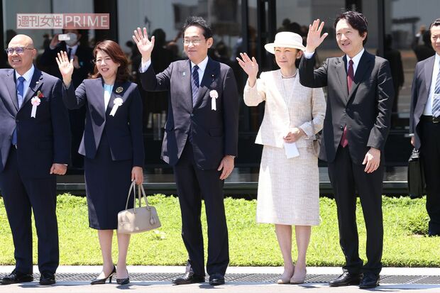 2023年6月、東京国際空港で天皇皇后両陛下をお見送りする秋篠宮殿下と紀子様に並ぶ、岸田文雄首相と裕子夫人