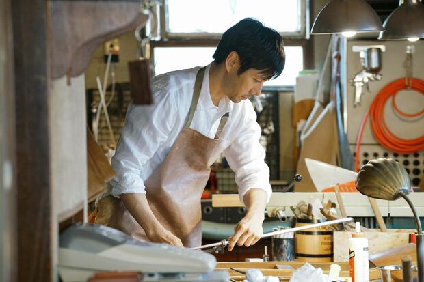 家具の修理店を営む秀亮　(c)NHK