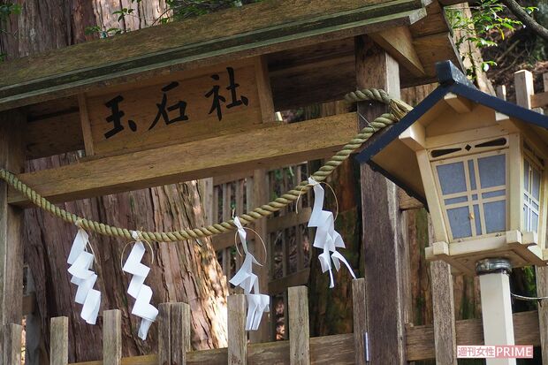 社殿がなく、ご神体の玉石が直接祀られている「玉石社」。古い信仰を残した祭祀の形が歴史を物語る　奈良県・玉置神社